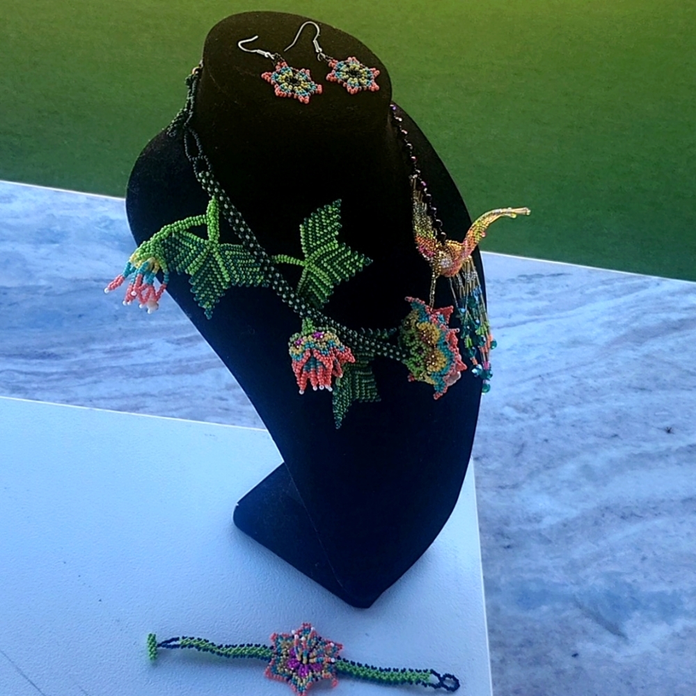 Hummingbird floral necklace set - Picture 10 of 16